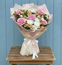 Букет цветов из:  Гвоздики, Орхидеи и Розы в Бачи-Юрте