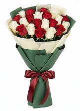 Букет Микс из красных и белых роз в Бачи-Юрте