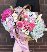 Цветочная композиция из Розы, Хризантемы, Пионы и Лизиантусы в корзине в Бачи-Юрте