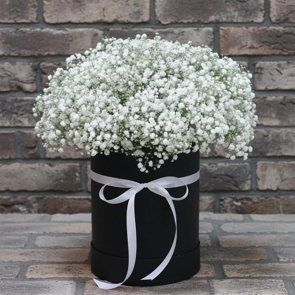 Цветочная композиция из Гипсофила в шляпной коробке в Бачи-Юрте