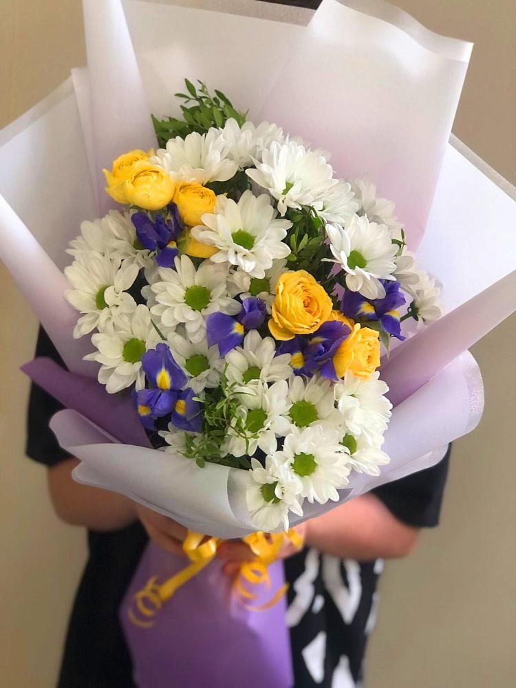 Букет цветов из: Ирисы, Хризантемы и Розы в Бачи-Юрте