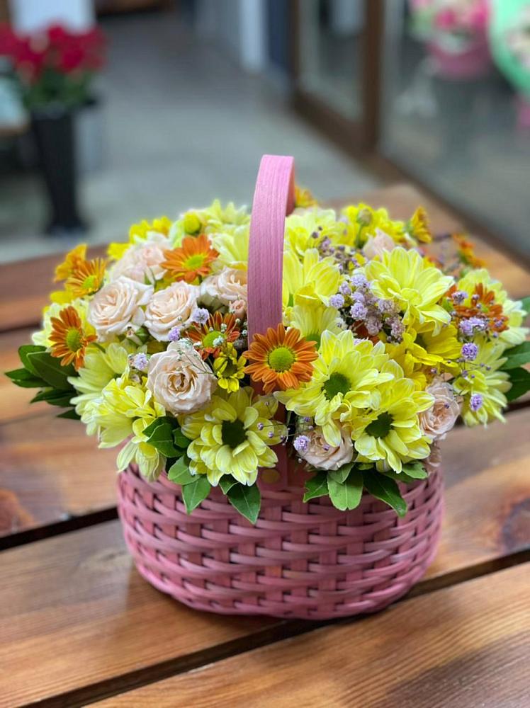 Цветочная композиция из Хризантемы и Розы в корзине в Бачи-Юрте